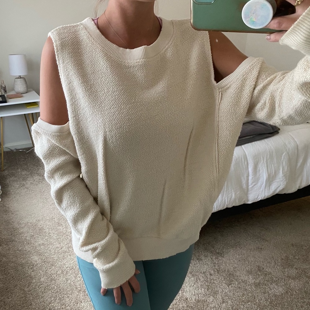 Cut out - cold shoulder sweater